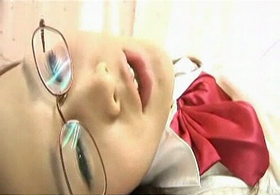 海外アダルト動画共有　XVIDEOS　童顔メガネのドスケベロリ娘　白鷺ゆいちゃんが制服着衣でドスケベ三昧のフルコース！！